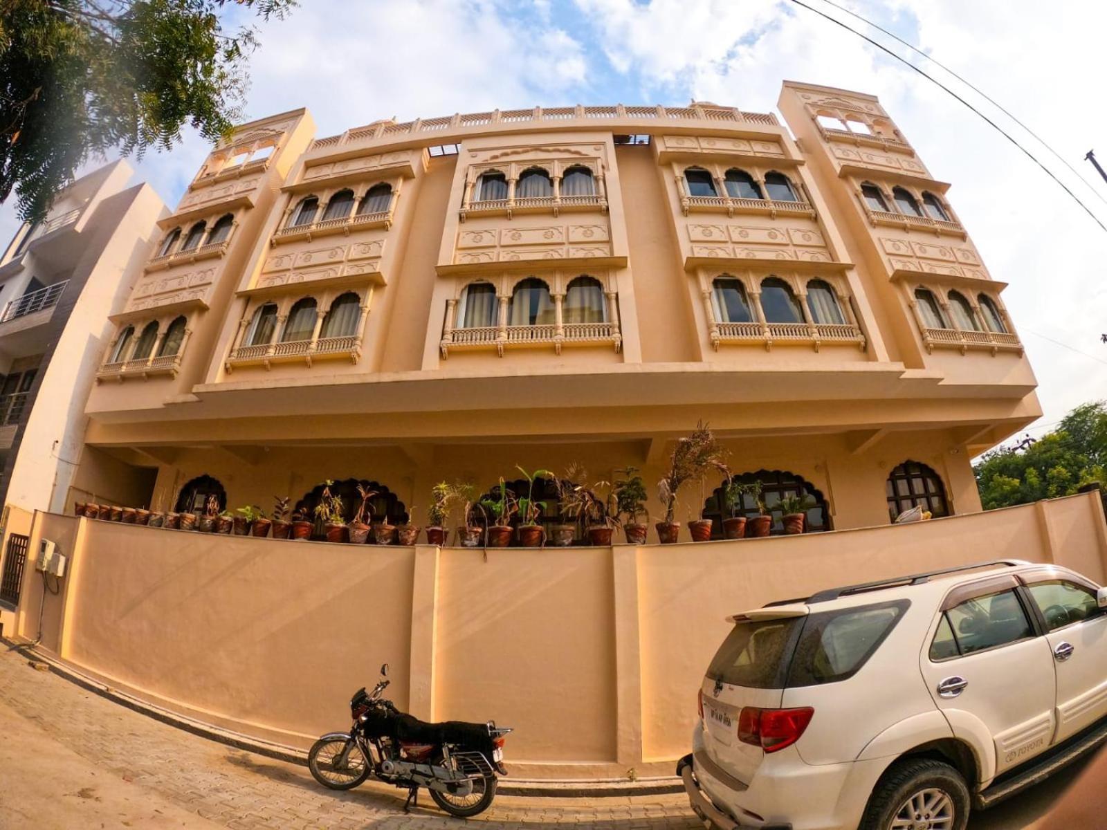 The Taj Vista Agra- Walking Distance To Taj Mahal Hotel Агра Екстериор снимка