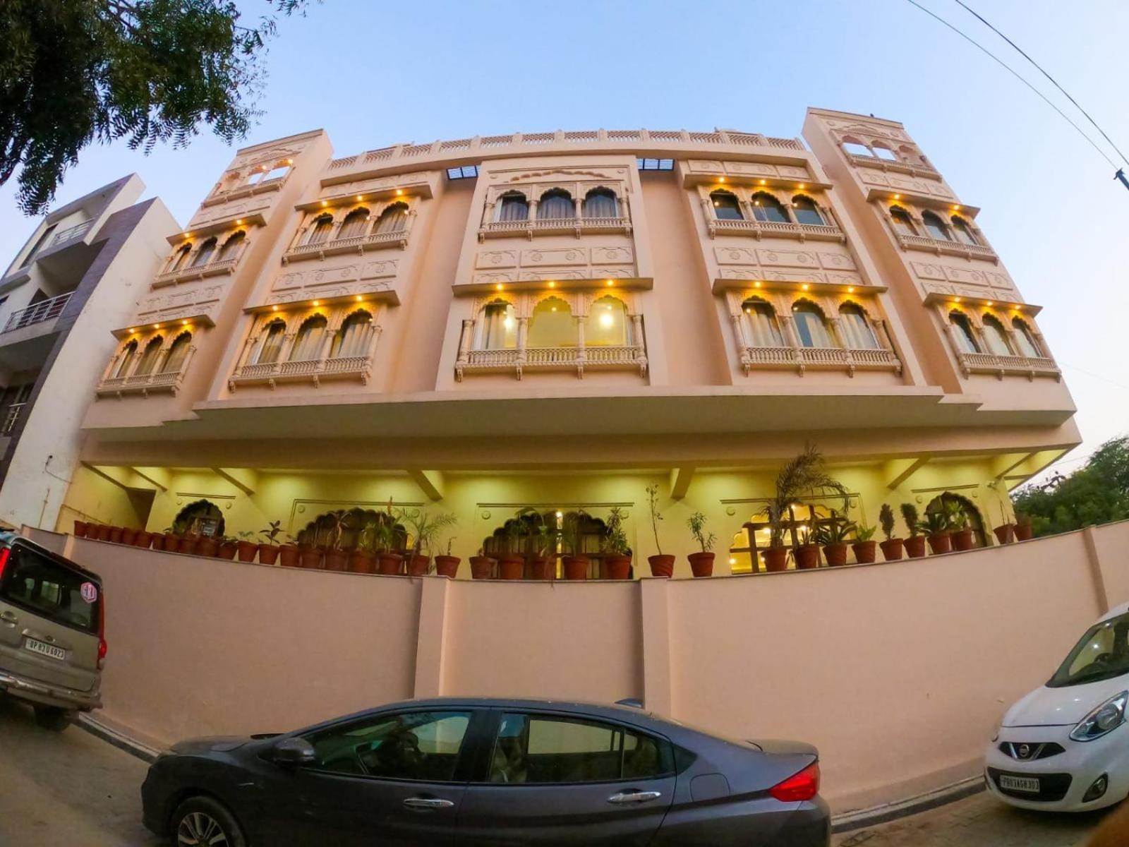 The Taj Vista Agra- Walking Distance To Taj Mahal Hotel Агра Екстериор снимка
