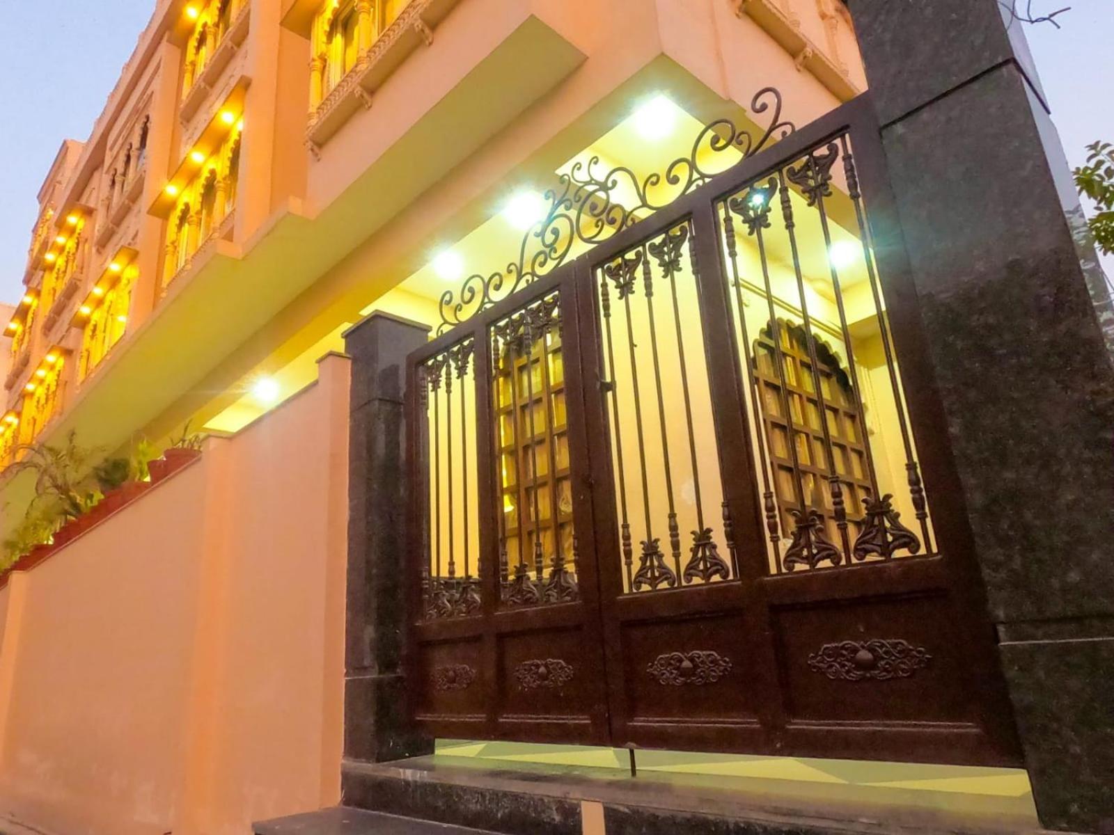 The Taj Vista Agra- Walking Distance To Taj Mahal Hotel Агра Екстериор снимка